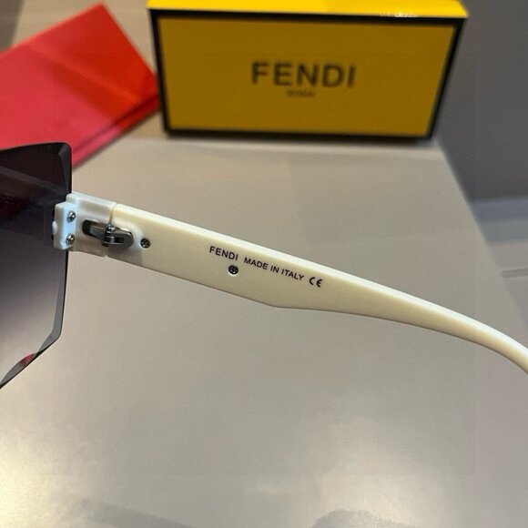 FENDI FF Logo Oversize Sunglasses - Picture 9 of 9